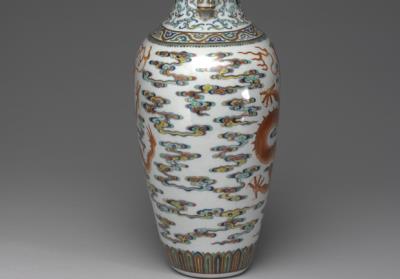 图片[2]-Vase with tubular handles and decoration of clouds and dragons in doucai polychrome enamels and overglaze red, Qing dynasty, Qianlong reign (1736-1795)-China Archive